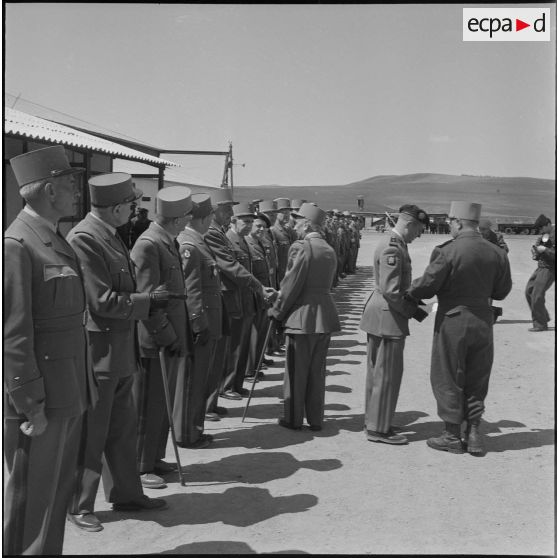 Départ du général Robert Loth du Constantinois. [Description en cours]