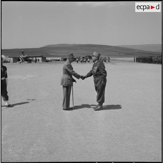 Départ du général Robert Loth du Constantinois. [Description en cours]