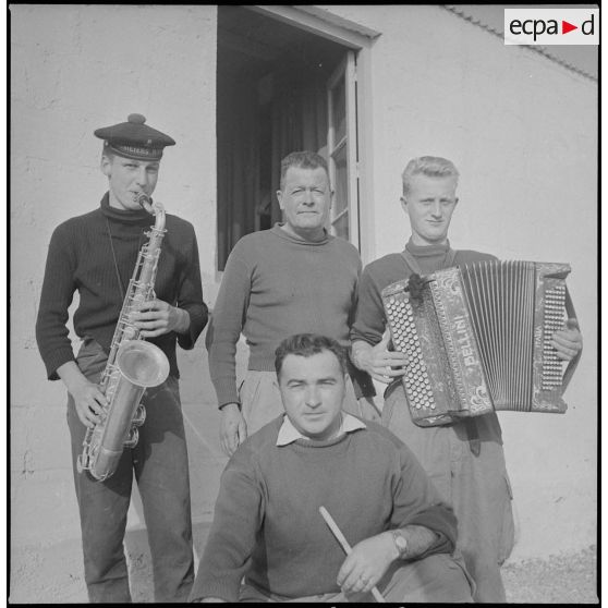[La demi-brigade de fusiliers marins (DBFM) à Nemours]. [Description en cours]