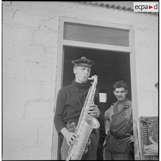 [La demi-brigade de fusiliers marins (DBFM) à Nemours]. [Description en cours]