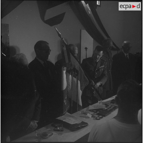 Cérémonie de remise d’un drapeau. [Description en cours]