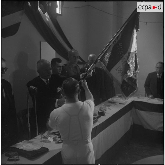 Cérémonie de remise d’un drapeau. [Description en cours]