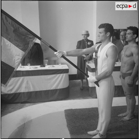 Cérémonie de remise d’un drapeau. [Description en cours]