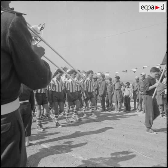 Présentation du drapeau du 23e RIC. [Description en cours]