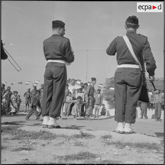 Présentation du drapeau du 23e RIC. [Description en cours]