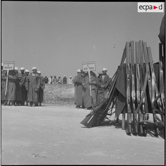 Distribution d’armes. [Description en cours]