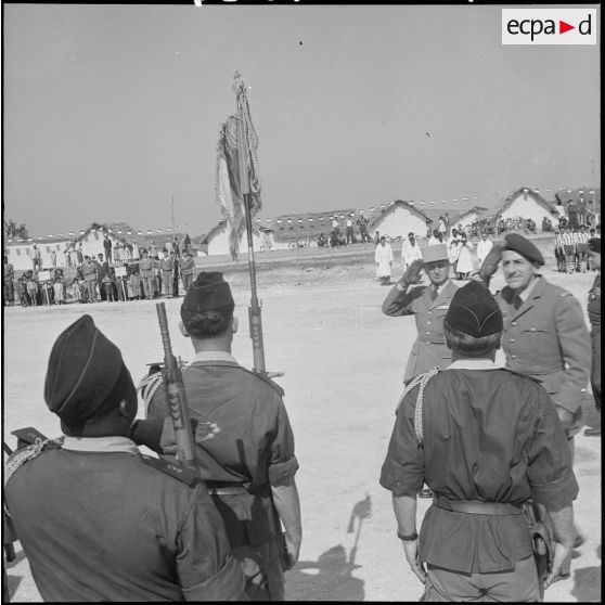 Présentation du drapeau du 23e RIC. [Description en cours]