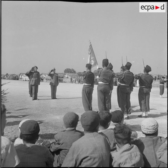 Présentation du drapeau du 23e RIC. [Description en cours]