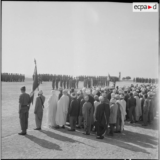 Présentation du drapeau du 23e RIC. [Description en cours]