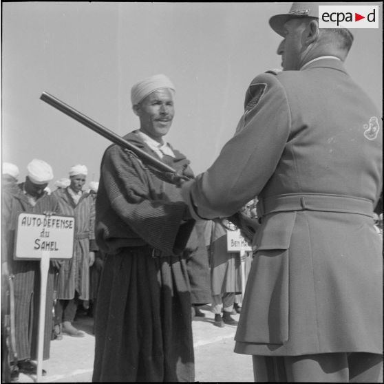 Distribution d’armes. [Description en cours]