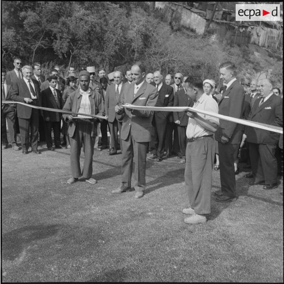Inauguration d'ensemble de logements. [Description en cours]