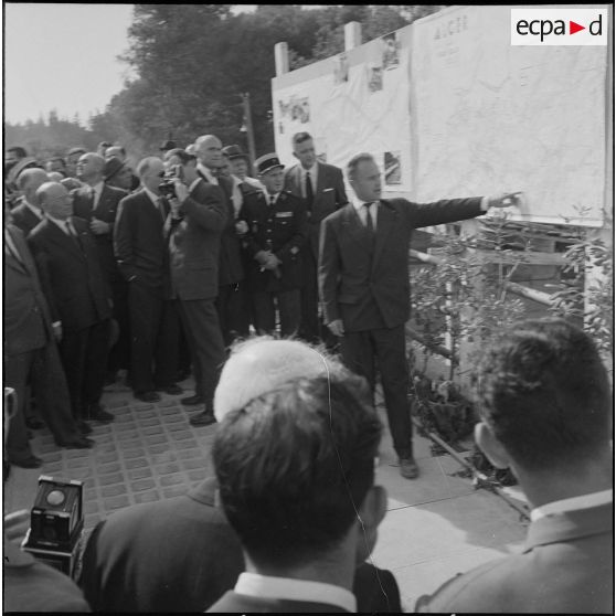 Inauguration d'ensemble de logements. [Description en cours]