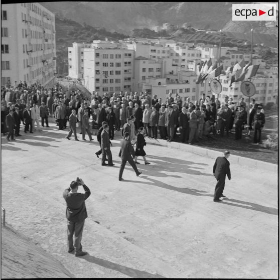 Inauguration d'ensemble de logements. [Description en cours]