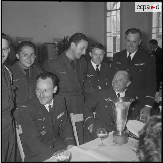 Vin d’honneur à l’occasion d’un championnat de tir. [Description en cours]