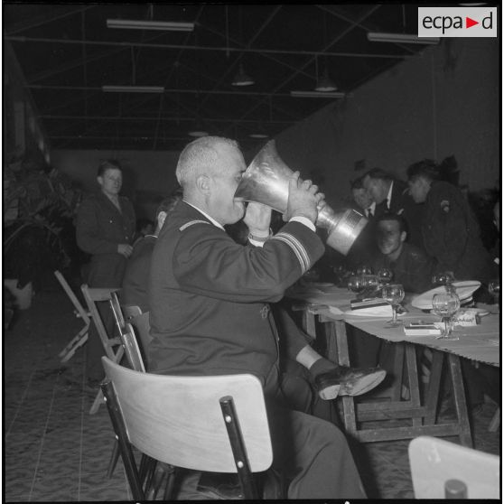 Vin d’honneur à l’occasion d’un championnat de tir. [Description en cours]
