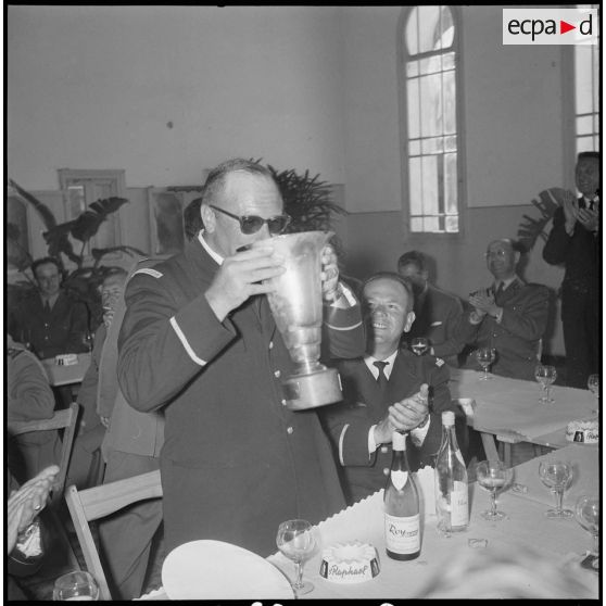 Vin d’honneur à l’occasion d’un championnat de tir. [Description en cours]