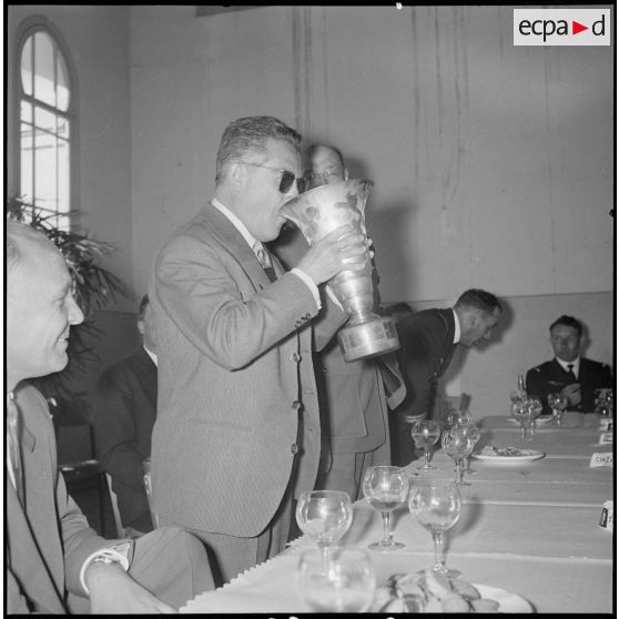 Vin d’honneur à l’occasion d’un championnat de tir. [Description en cours]