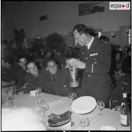 Vin d’honneur à l’occasion d’un championnat de tir. [Description en cours]