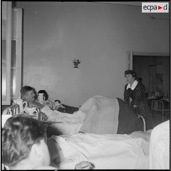 La chanteuse Mick Micheyl à l'hôpital Maillot. [Description en cours]