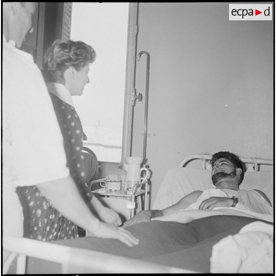 La chanteuse Mick Micheyl à l'hôpital Maillot. [Description en cours]