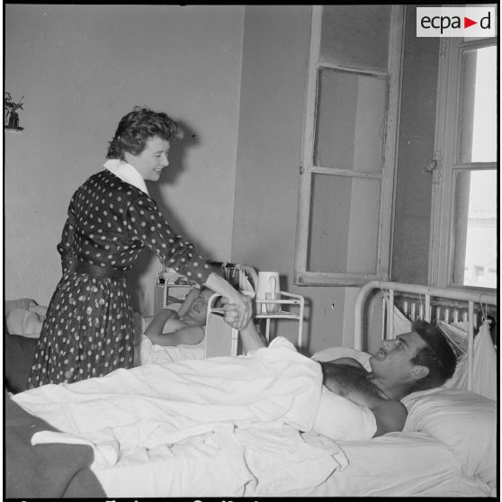 La chanteuse Mick Micheyl à l'hôpital Maillot. [Description en cours]