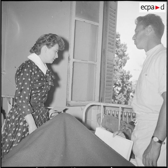 La chanteuse Mick Micheyl à l'hôpital Maillot. [Description en cours]