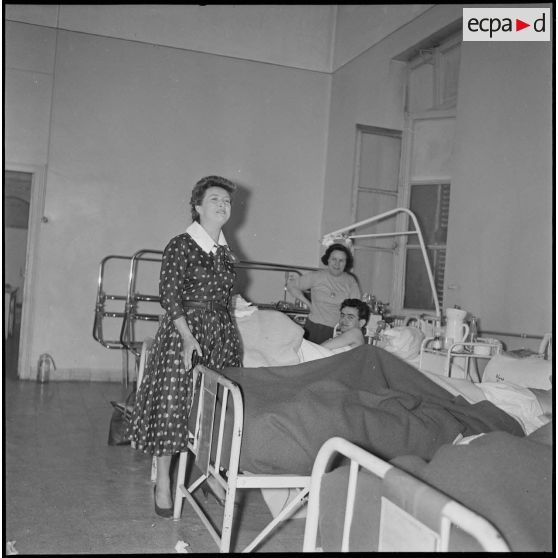 La chanteuse Mick Micheyl à l'hôpital Maillot. [Description en cours]