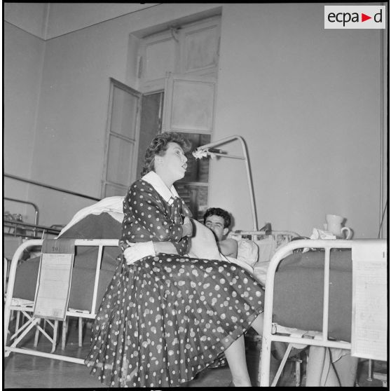 La chanteuse Mick Micheyl à l'hôpital Maillot. [Description en cours]