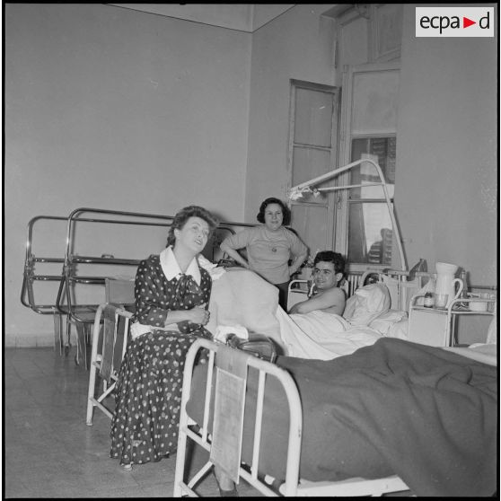 La chanteuse Mick Micheyl à l'hôpital Maillot. [Description en cours]