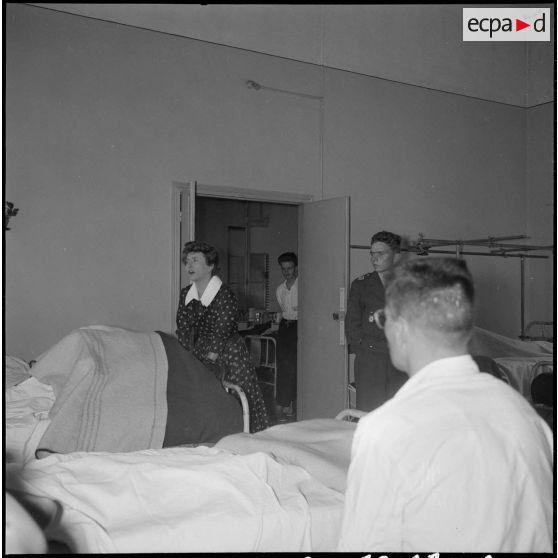 La chanteuse Mick Micheyl à l'hôpital Maillot. [Description en cours]