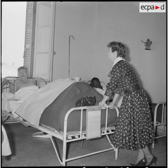 La chanteuse Mick Micheyl à l'hôpital Maillot. [Description en cours]