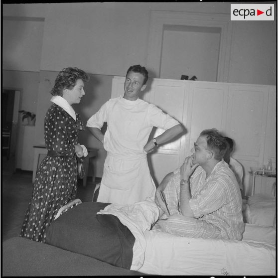 La chanteuse Mick Micheyl à l'hôpital Maillot. [Description en cours]