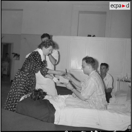 La chanteuse Mick Micheyl à l'hôpital Maillot. [Description en cours]