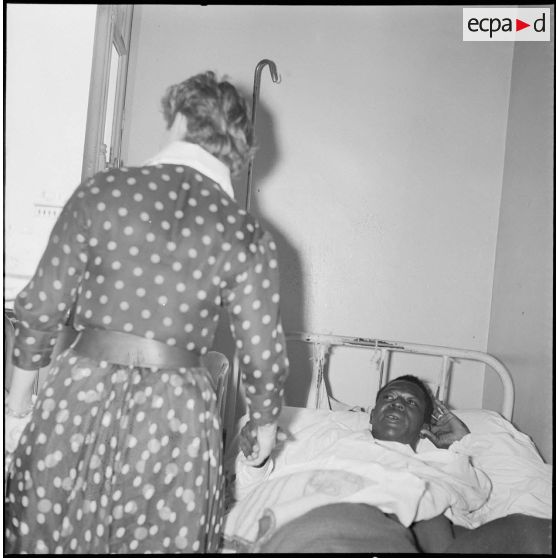 La chanteuse Mick Micheyl à l'hôpital Maillot. [Description en cours]