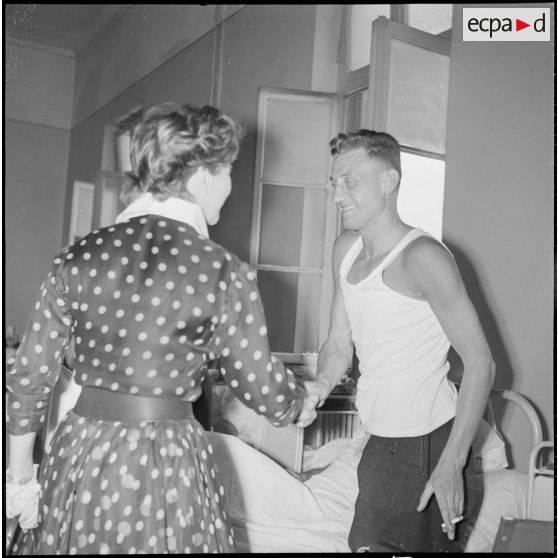 La chanteuse Mick Micheyl à l'hôpital Maillot. [Description en cours]
