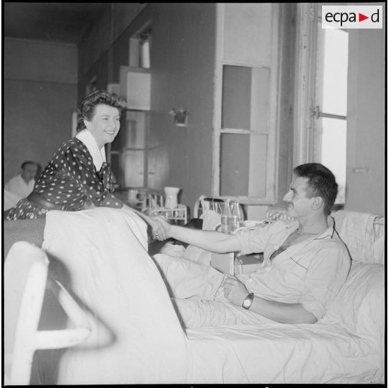 La chanteuse Mick Micheyl à l'hôpital Maillot. [Description en cours]