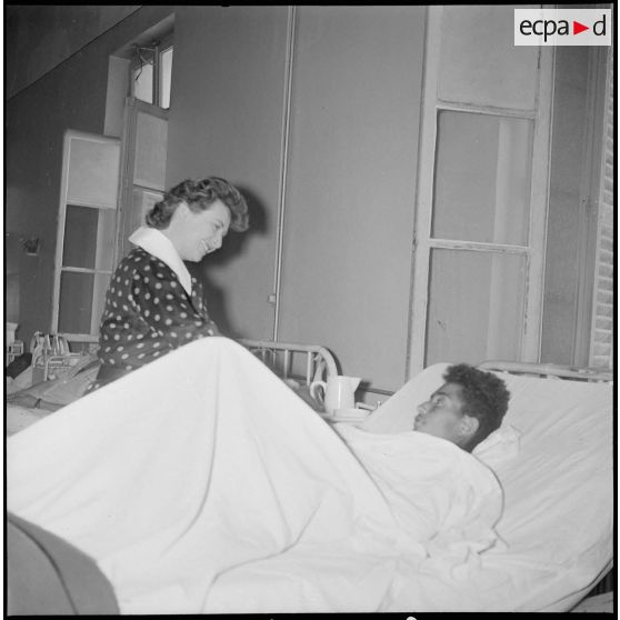 La chanteuse Mick Micheyl à l'hôpital Maillot. [Description en cours]