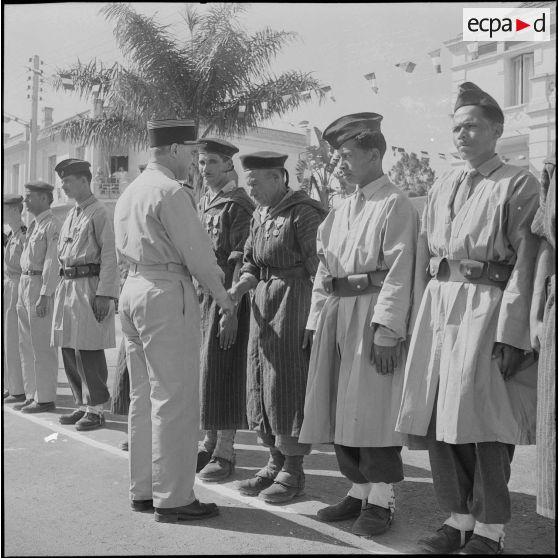 Cérémonie militaire à l’Alma. [Description en cours]