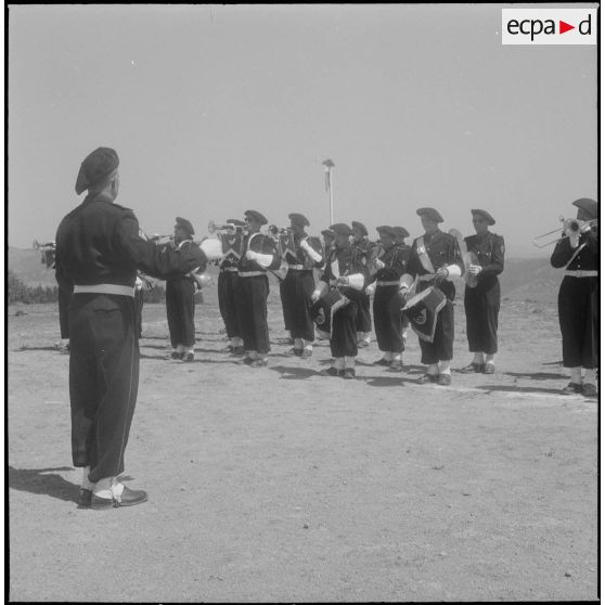 Cérémonie militaire chez des Alpins. [Description en cours]