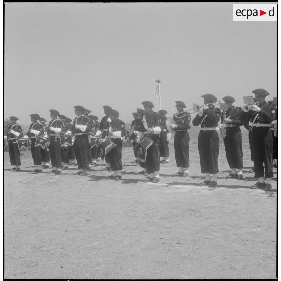 Cérémonie militaire chez des Alpins. [Description en cours]