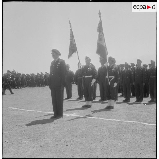 Cérémonie militaire chez des Alpins. [Description en cours]