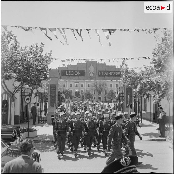 Prise d'armes au Quartier Viénot à Sidi Bel Abbès. [Description en cours]