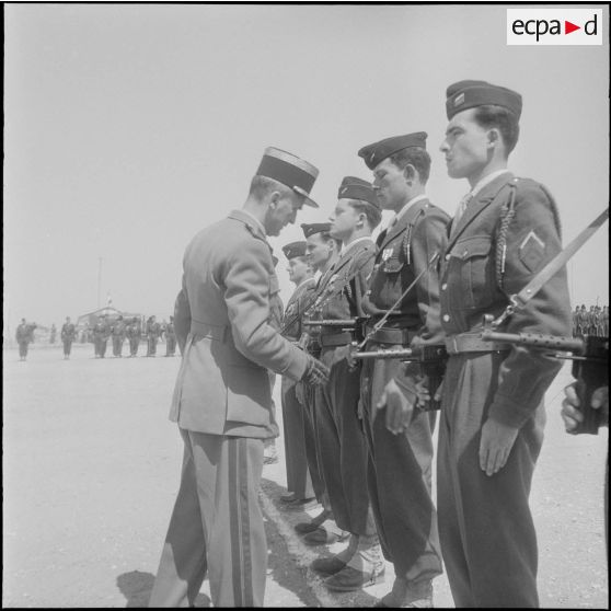 Une cérémonie militaire sur un terrain d’aviation. [Description en cours]