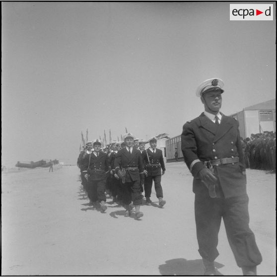 Une cérémonie militaire sur un terrain d’aviation. [Description en cours]