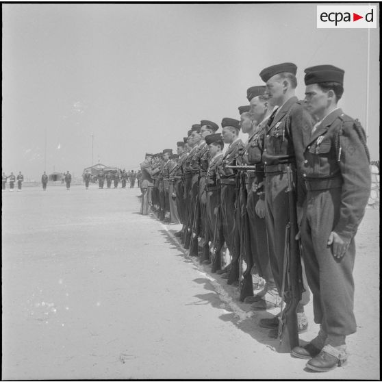 Une cérémonie militaire sur un terrain d’aviation. [Description en cours]