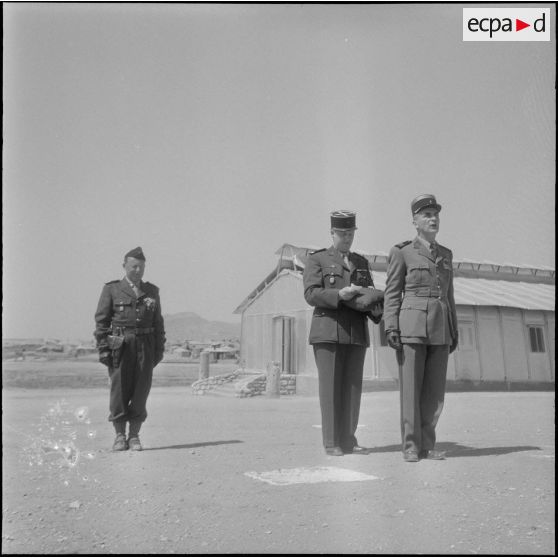 Une cérémonie militaire sur un terrain d’aviation. [Description en cours]