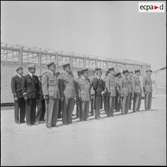 Une cérémonie militaire sur un terrain d’aviation. [Description en cours]