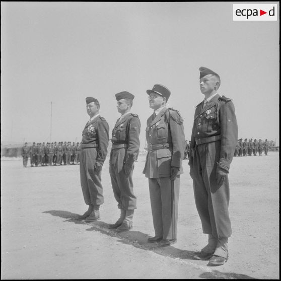 Une cérémonie militaire sur un terrain d’aviation. [Description en cours]