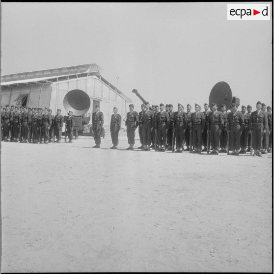 Une cérémonie militaire sur un terrain d’aviation. [Description en cours]