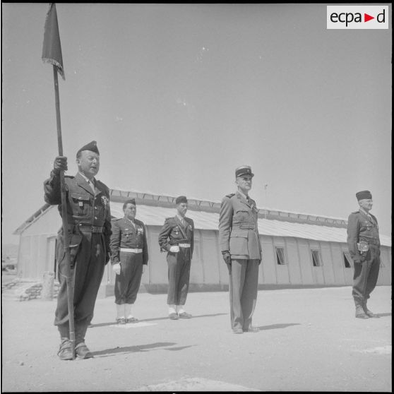 Une cérémonie militaire sur un terrain d’aviation. [Description en cours]